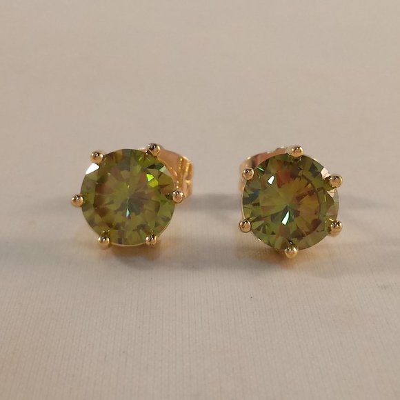 18K Yellow Gold Filled 8mm Solitaire Peridot Green Diamond Zircon Stud Earrings - Picture 2 of 6
